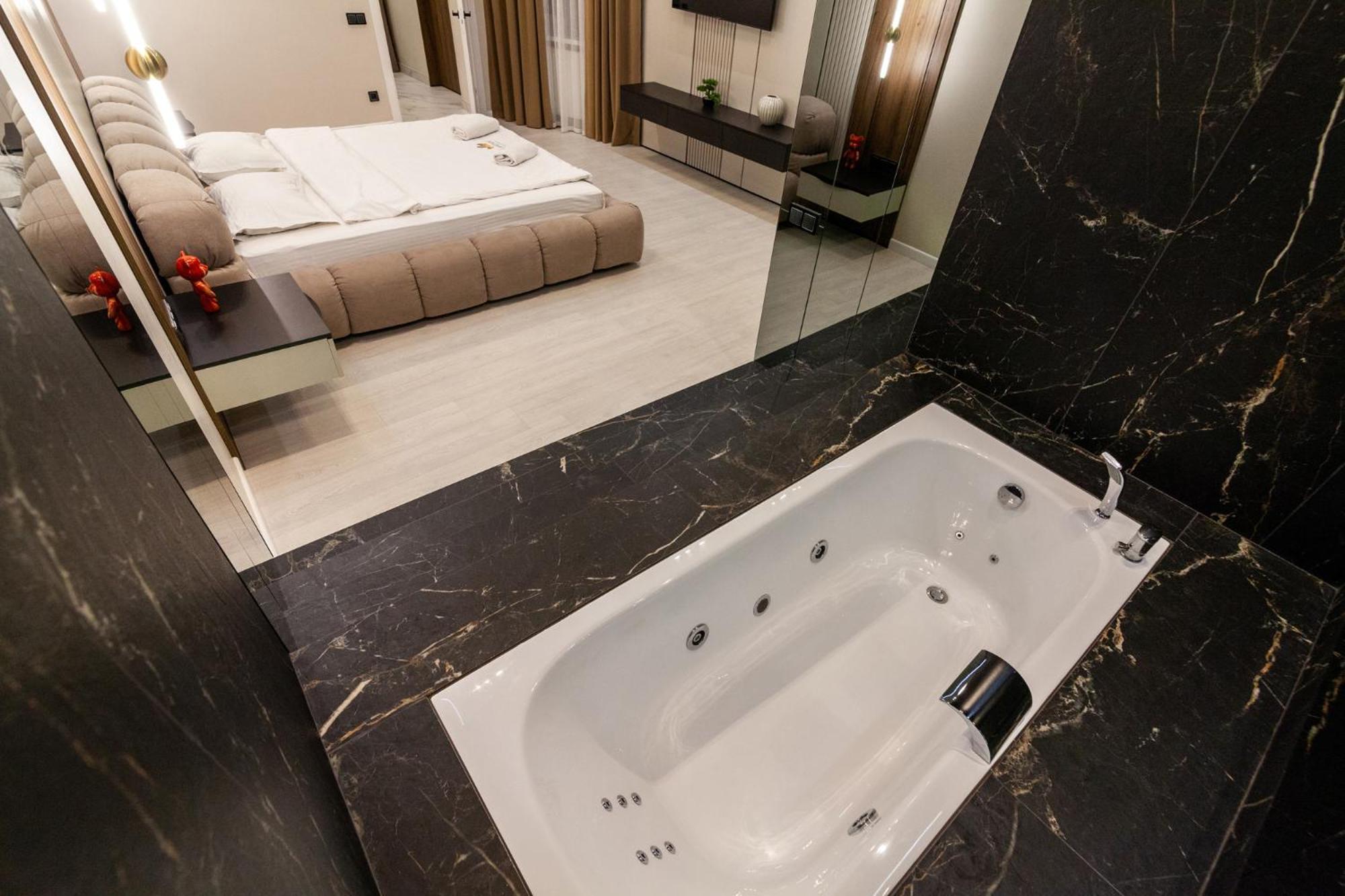 Leogrand Jacuzzi On Malaniuka 2 Lejlighed Lviv Eksteriør billede