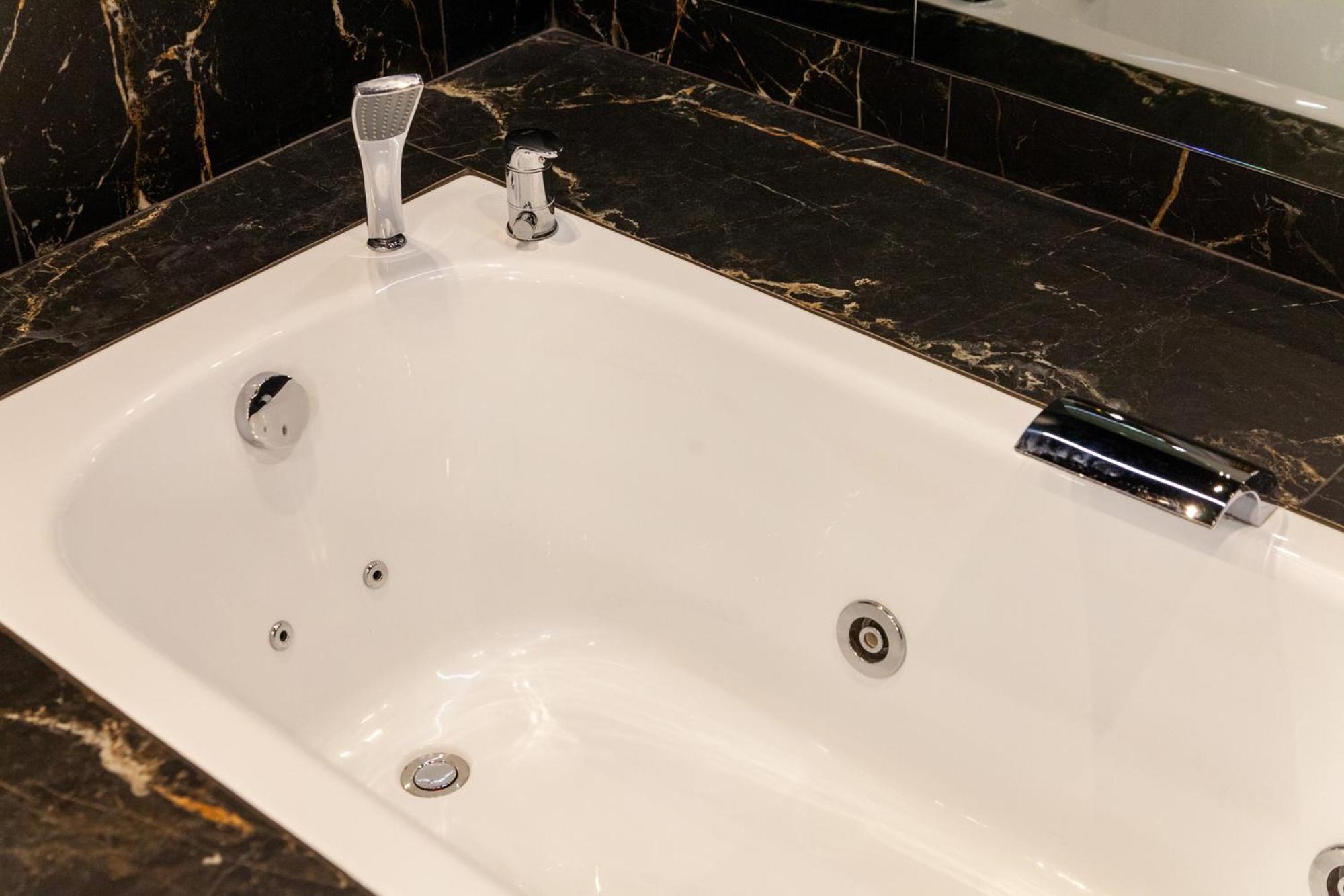 Leogrand Jacuzzi On Malaniuka 2 Lejlighed Lviv Eksteriør billede
