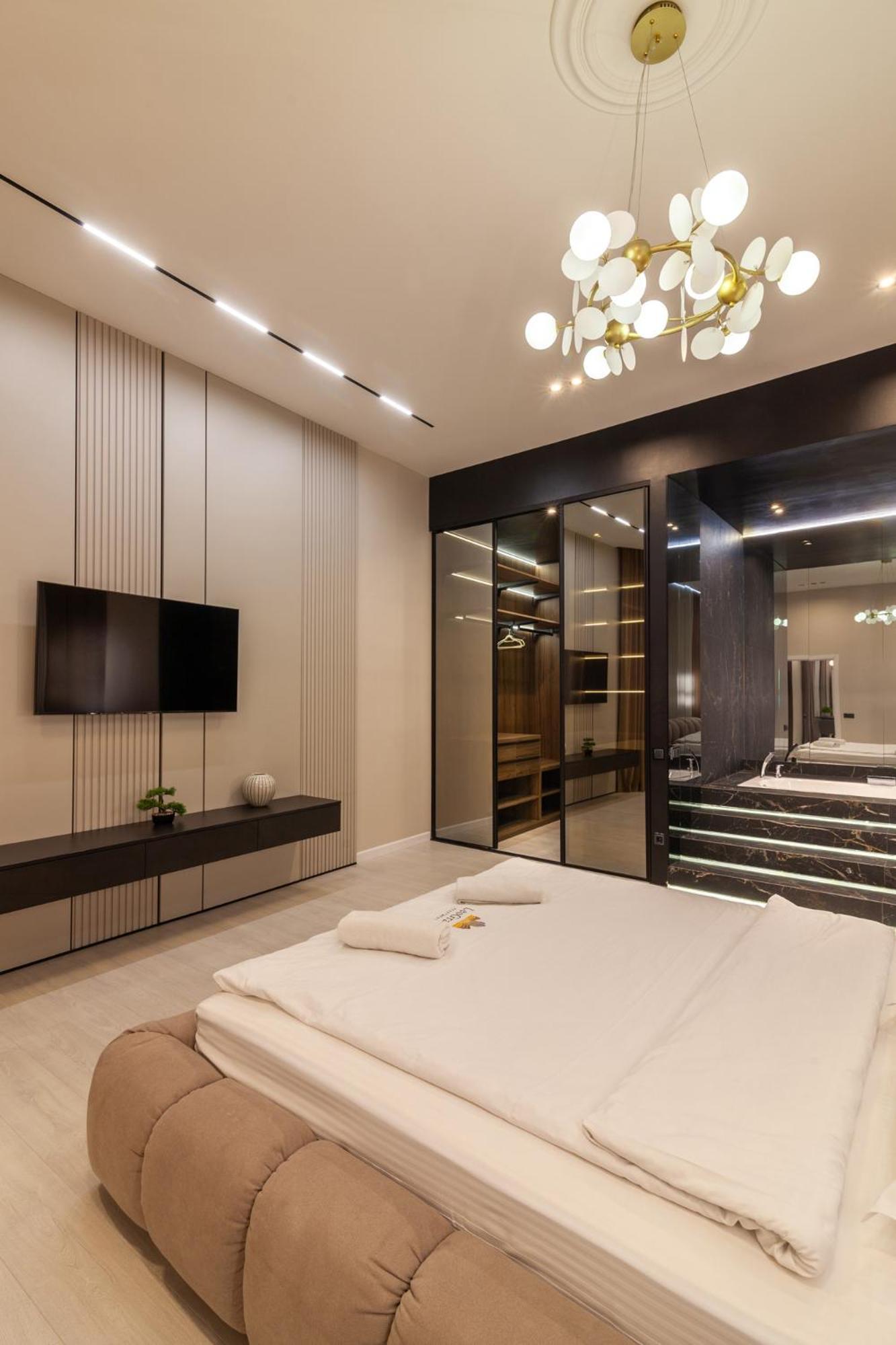 Leogrand Jacuzzi On Malaniuka 2 Lejlighed Lviv Eksteriør billede