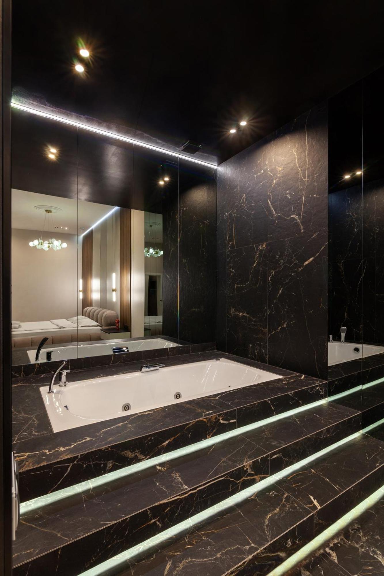 Leogrand Jacuzzi On Malaniuka 2 Lejlighed Lviv Eksteriør billede